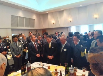 参加者と挨拶を交わす池田市長