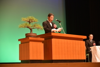 表彰式で式辞を読む池田市長