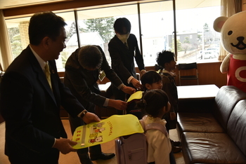 ランドセルカバーを装着する池田市長
