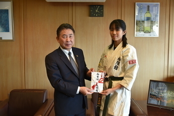 目録を受け取る池田市長