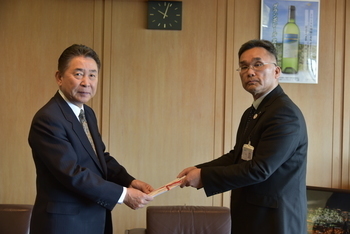 目録を受け取る池田市長