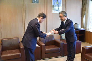 目録を受け取る池田市長