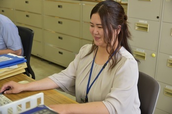 先輩職員伊藤真以子さんの画像です。