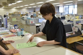 先輩職員田島朱莉さんの画像です。