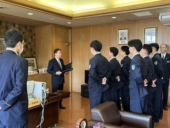 新規消防職員に激励の言葉を述べる池田市長