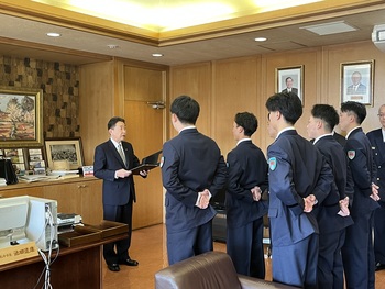 新規消防職員に激励の言葉を述べる池田市長