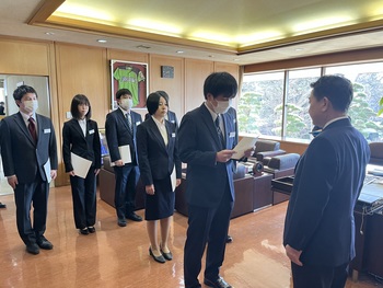 新規採用職員の辞令交付