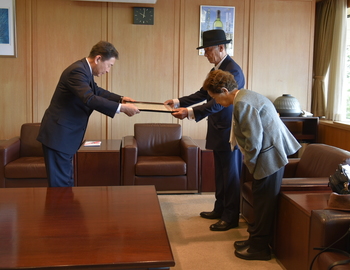 表彰状を贈呈する池田市長
