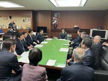 中野国土交通大臣に要望を行う様子