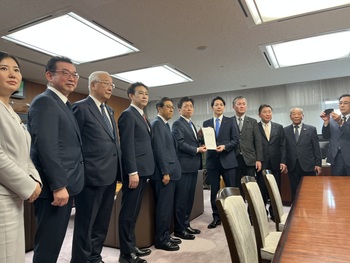 水嶋国土交通審議官に要望書を手交する鈴木北海道知事