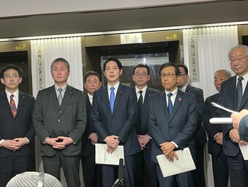 取材を受ける鈴木北海道知事