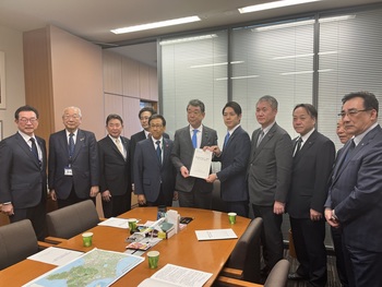 中村衆議院議員に要望書を手交する鈴木北海道知事