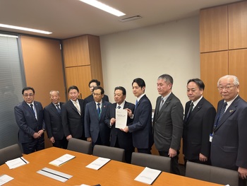 佐藤衆議院議員に要望書を手交する鈴木北海道知事
