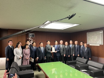 中野国土交通大臣に要望書を手交する鈴木北海道知事