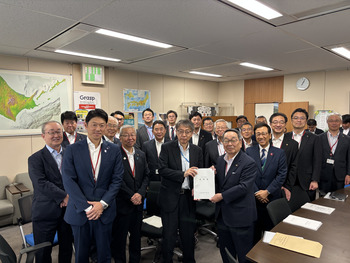 国土交通省柿崎北海道局長に要望書を手交する原田会長