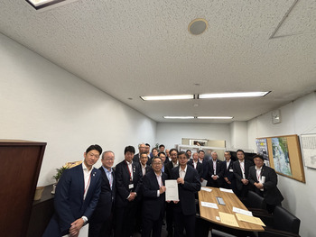 国土交通省佐々木道路局次長に要望書を手交する原田会長