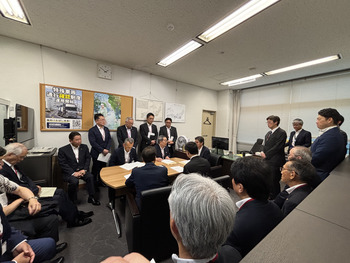国土交通省佐々木道路局次長との面談の様子