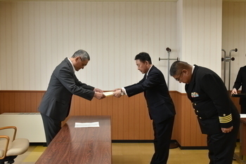 委嘱場を手交する池田市長