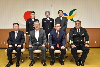 出席した関係者との集合写真
