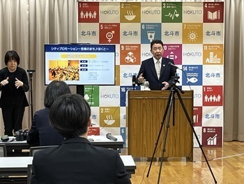 質疑に返答する池田市長
