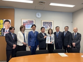 徳永参議院議員への要望書手交写真