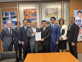 横山参議院議員への要望書手交写真