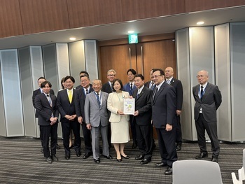 向山衆議院議員への要望書手交写真
