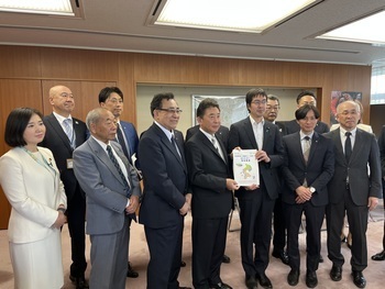 高見国土交通大臣政務官への要望書手交写真