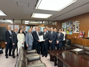 吉岡国土交通事務次官への要望書手交写真