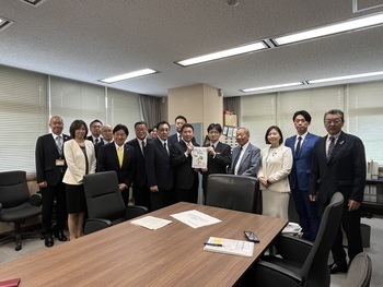 五十嵐鉄道局長への要望書手交写真