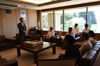 お礼の挨拶を述べる池田市長