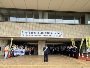 お礼の挨拶を述べる池田市長
