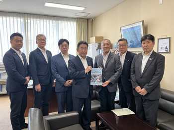 中村水産庁漁港漁場整備部長への要望書手交写真