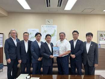松本森林水産省農村振興局長への要望書手交写真