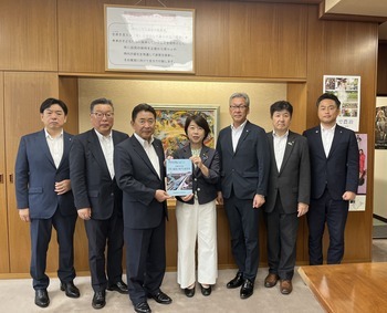 山本農林水産省政務官への要望書手交写真