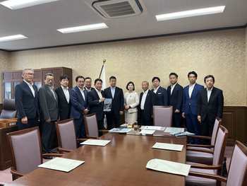 東財務大臣政務官への要望書手交写真