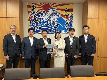 向山じゅん衆議院議員への要望書手交写真