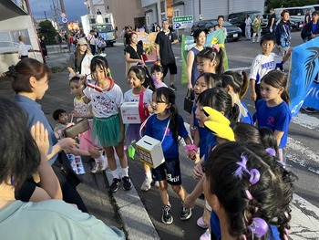 募金を募る子どもたち