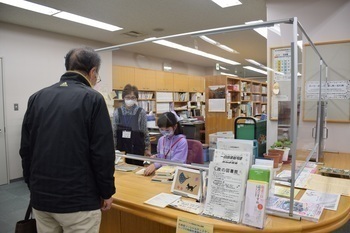 カウンターでの貸出