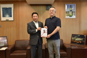 目録を受け取る池田市長