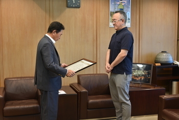 表彰状を授与する池田市長