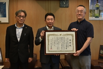 池田社長、川原教育長と記念撮影を行う池田市長