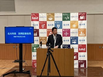 記者の質問に答弁する池田市長