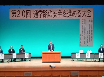 挨拶を述べる池田市長