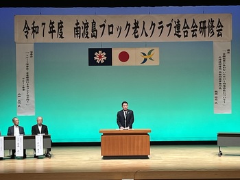 来賓あいさつを述べる池田市長