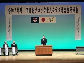来賓あいさつを述べる池田市長