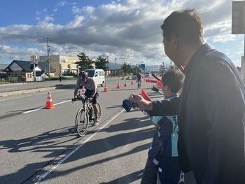 沿道で選手を応援する池田市長