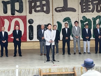 挨拶の述べる池田市長