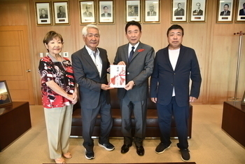 寄附金を受け取る池田市長