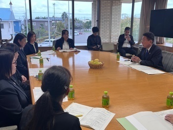 参加者と意見交換をする池田市長